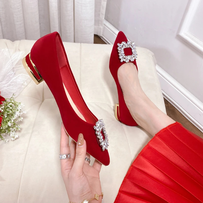 Red Heels for Plus-Size Women: A Flattering Choice插图