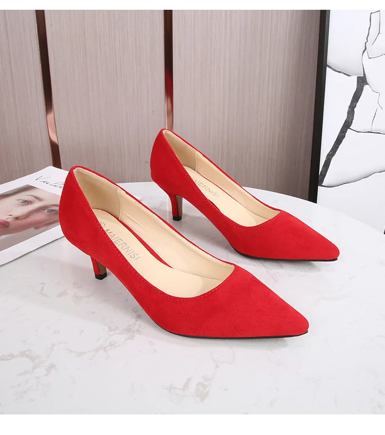 Vintage Red Heels: A Nod to Retro Glamour插图
