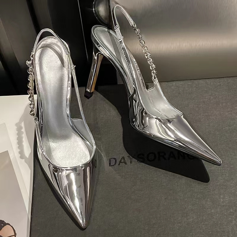 Stepping into Elegance: Silver Dress Shoes for Women插图2